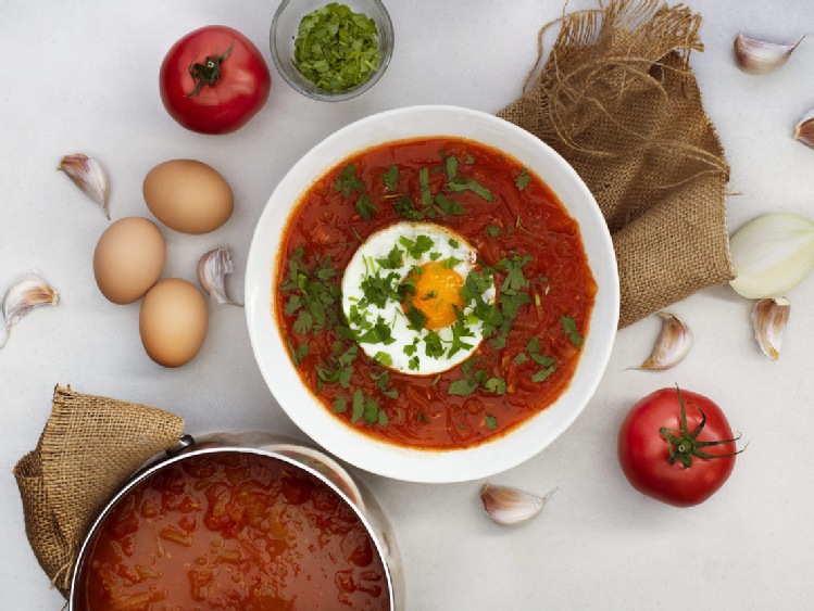 Sycąca i rozgrzewająca zupa cebulowo-pomidorowa z jajem